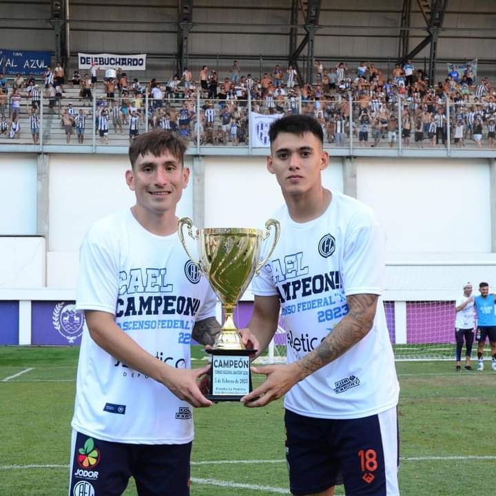 Espinoza e Iturrieta con la copa del torneo regional