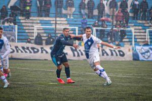 Gimnasia dejó escapar el triunfo en la última jugada, pero sigue como único líder