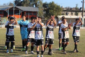 El “bandeño” goleó en su debut